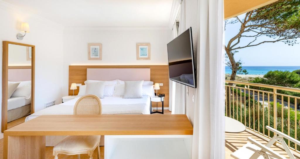 Кровать или кровати в номере VIVA Cala Mesquida Suites & Spa Adults Only 16