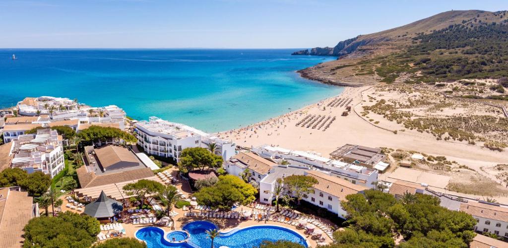 VIVA Cala Mesquida Resort & Spa في كالا ميسكويدا: اطلالة جوية على شاطئ ومنتجع