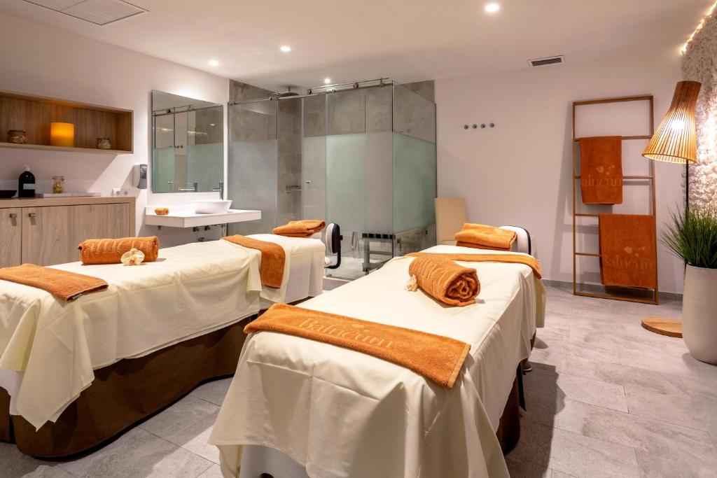 Кровать или кровати в номере VIVA Cala Mesquida Resort & Spa