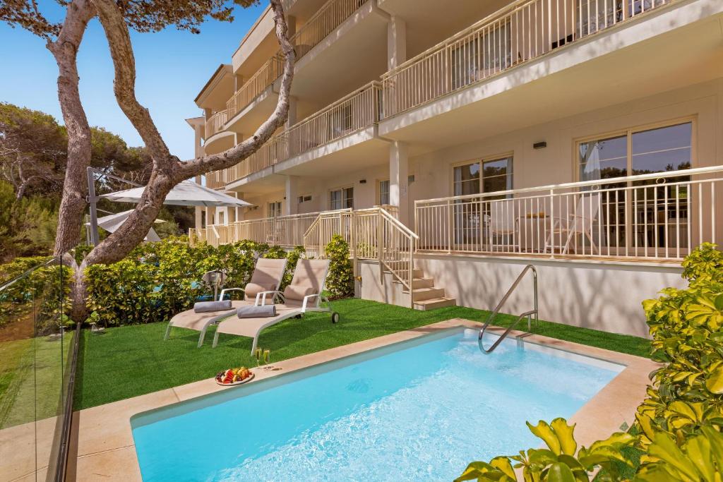 Бассейн в VIVA Cala Mesquida Suites & Spa Adults Only 16 или поблизости