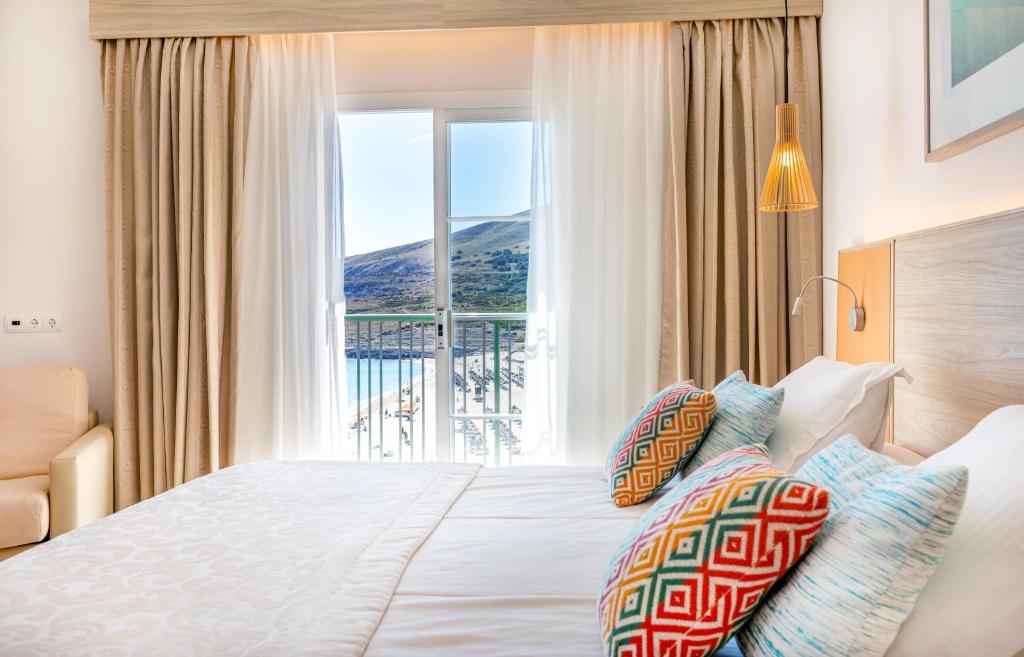 Кровать или кровати в номере VIVA Cala Mesquida Resort & Spa