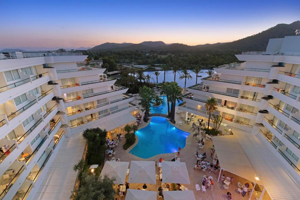 een luchtzicht op een hotel met een zwembad bij VIVA Eden Lago in Port d'Alcudia
