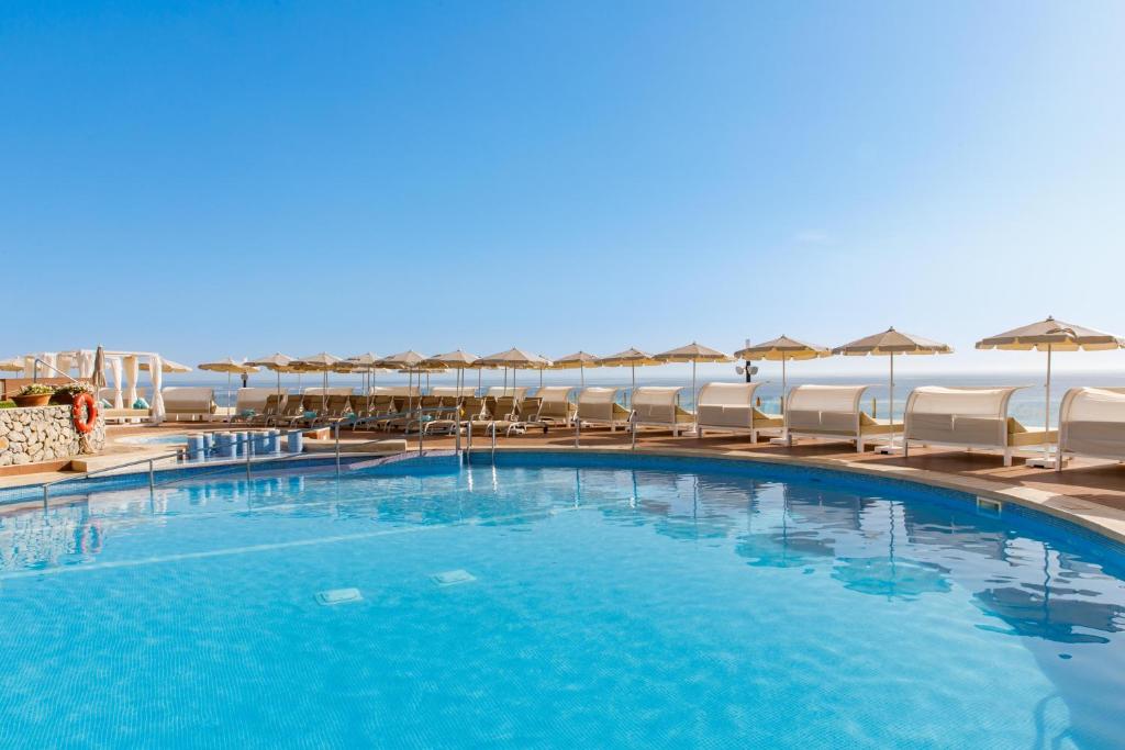 Бассейн в VIVA Cala Mesquida Resort & Spa или поблизости