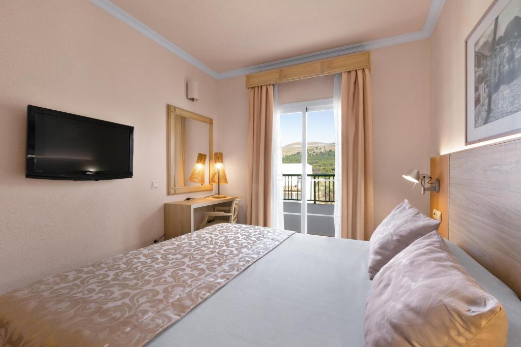 Кровать или кровати в номере VIVA Cala Mesquida Resort & Spa