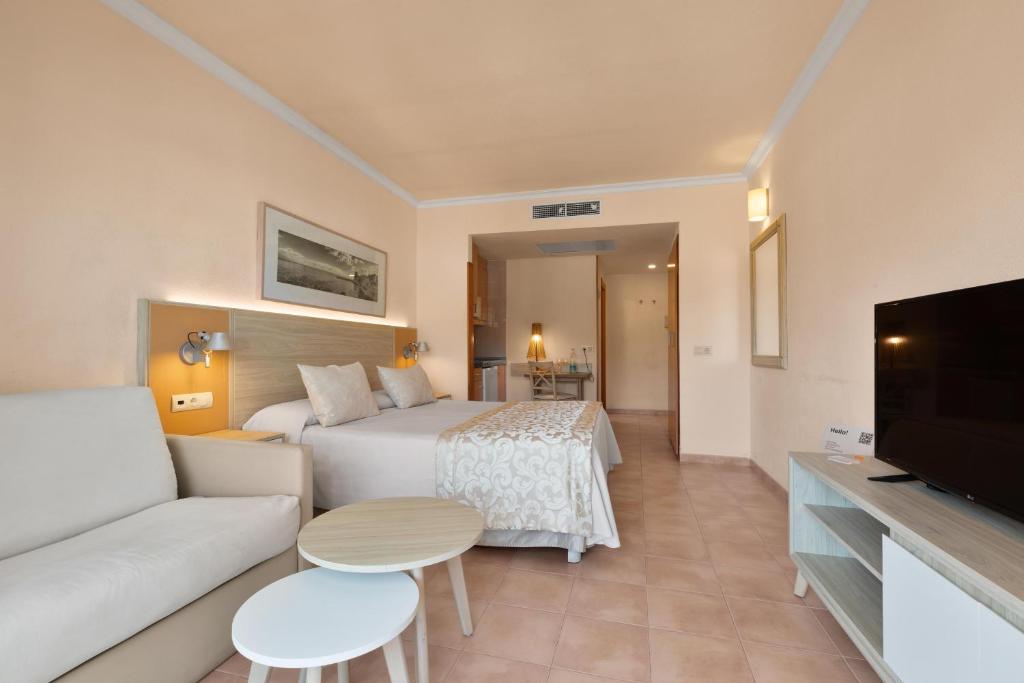 Телевизор и/или развлекательный центр в VIVA Cala Mesquida Resort & Spa