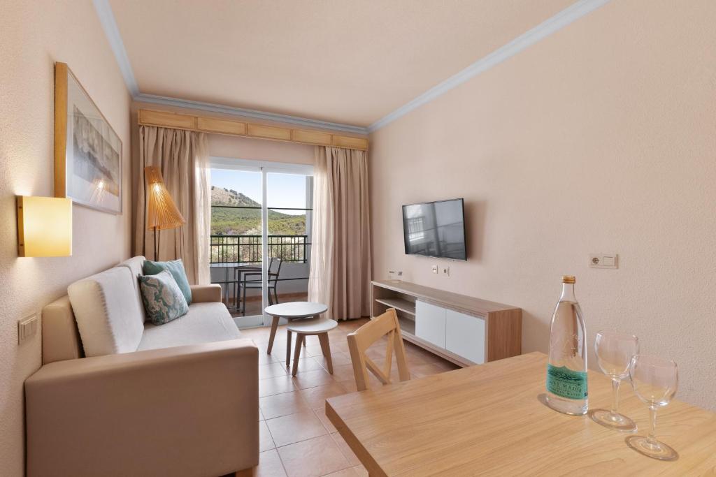 Телевизор и/или развлекательный центр в VIVA Cala Mesquida Resort & Spa