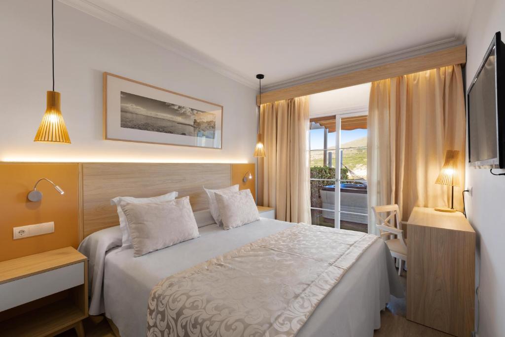 Кровать или кровати в номере VIVA Cala Mesquida Resort & Spa