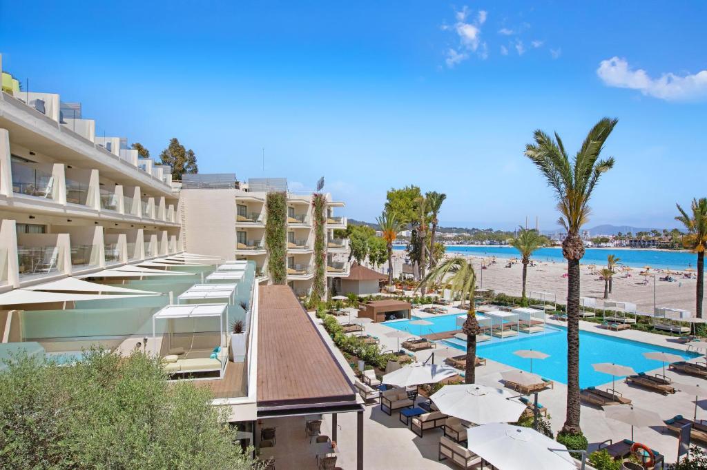 una vista aérea del hotel y de la playa en VIVA Golf Adults Only 18+, en Puerto de Alcudia