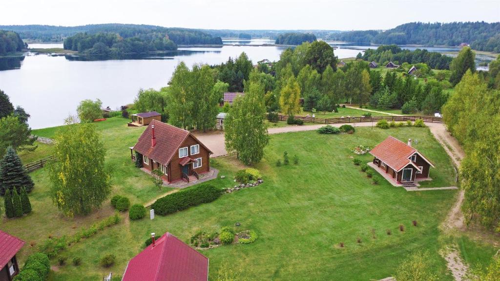 een luchtzicht op een huis op een grasveld bij Resort by Nava Lake in Aukštadvaris