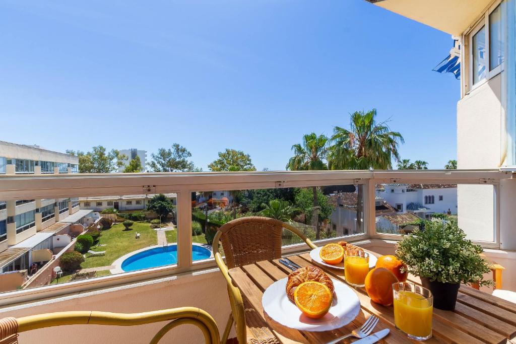 un balcón con una mesa con naranjas. en Vistamarina 403A By IVI Real Estate, en Torremolinos