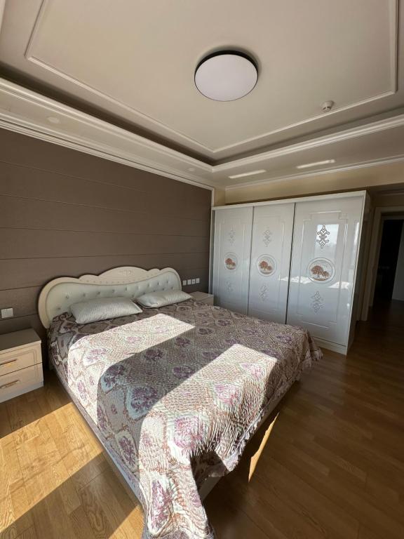 - une chambre avec un lit, des armoires et un plafond dans l'établissement Classic apartment at Circus, à Oulan-Bator