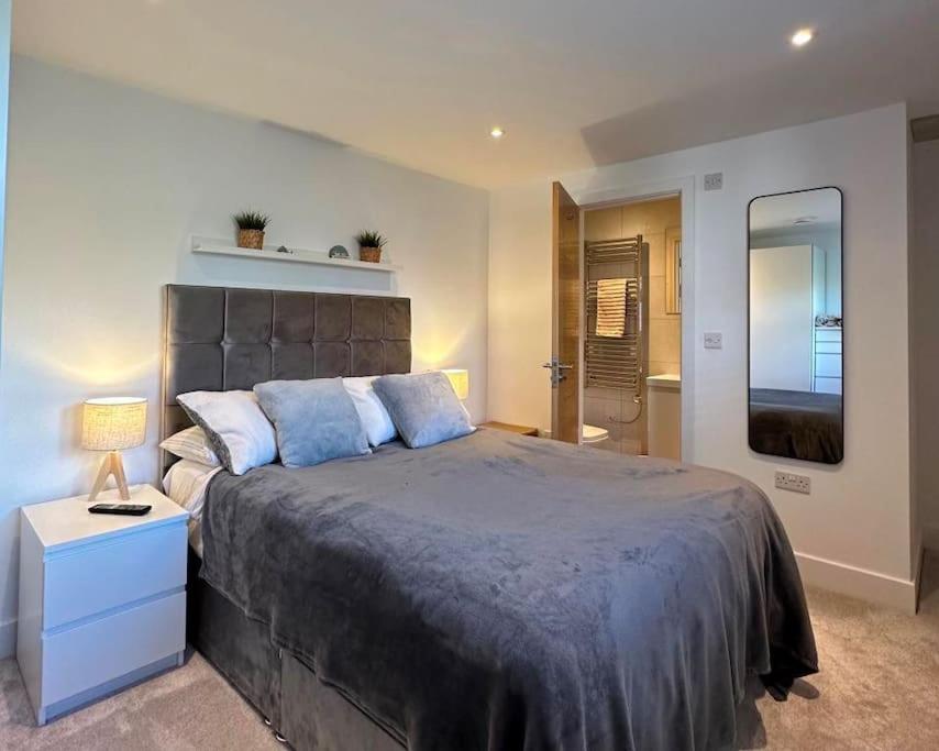 Een bed of bedden in een kamer bij Bournecoast- Modern flat with courtyard - FM9587