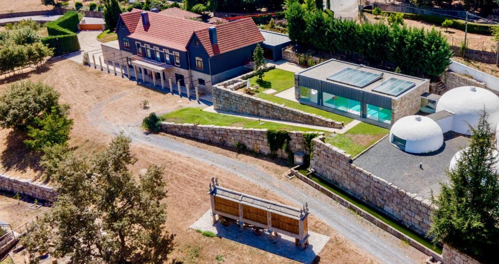una casa con una panchina di fronte a un edificio di Douro Luxury Farmhouse a Vila Real