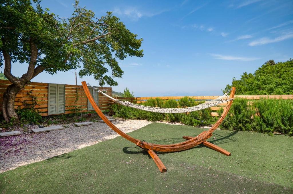 a hammock on the grass in a yard at Villa Villekulla in Agnítsini