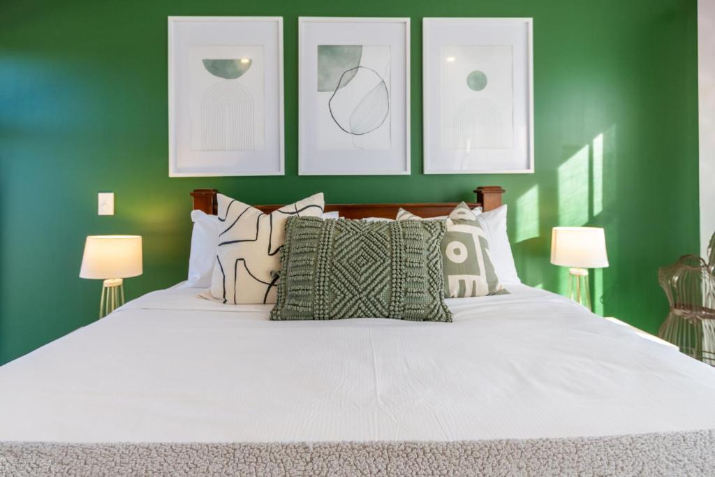 Gorgeous in Green - 2 bed Central Oasis w/king bed - Resim 29