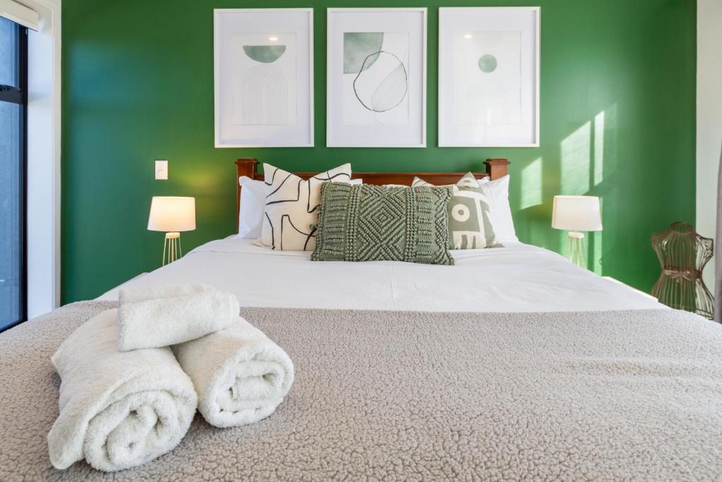 Gorgeous in Green - 2 bed Central Oasis w/king bed - Resim 26