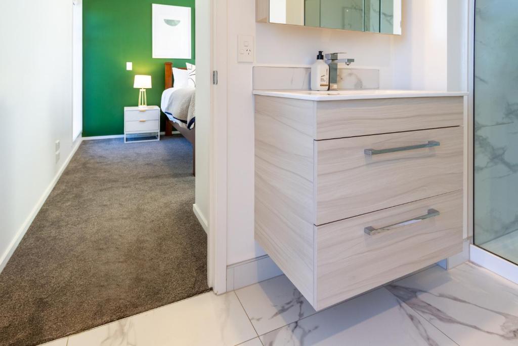 Gorgeous in Green - 2 bed Central Oasis w/king bed - Resim 3