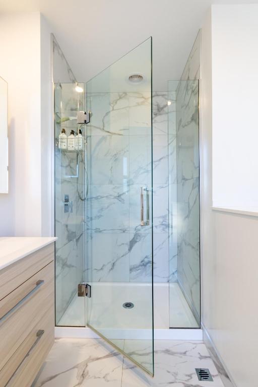 Gorgeous in Green - 2 bed Central Oasis w/king bed - Resim 42