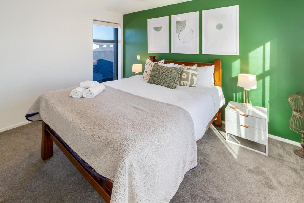 Gorgeous in Green - 2 bed Central Oasis w/king bed - Resim 6