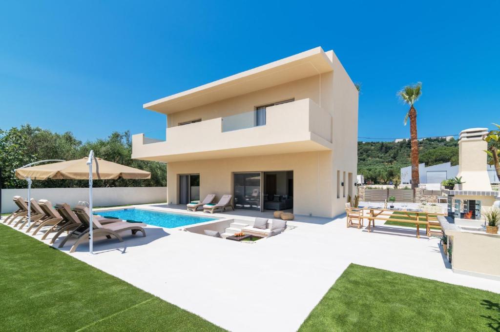 eine moderne Villa mit einem Pool und einer Villa in der Unterkunft Villa Almo by Villa Plus in Planos