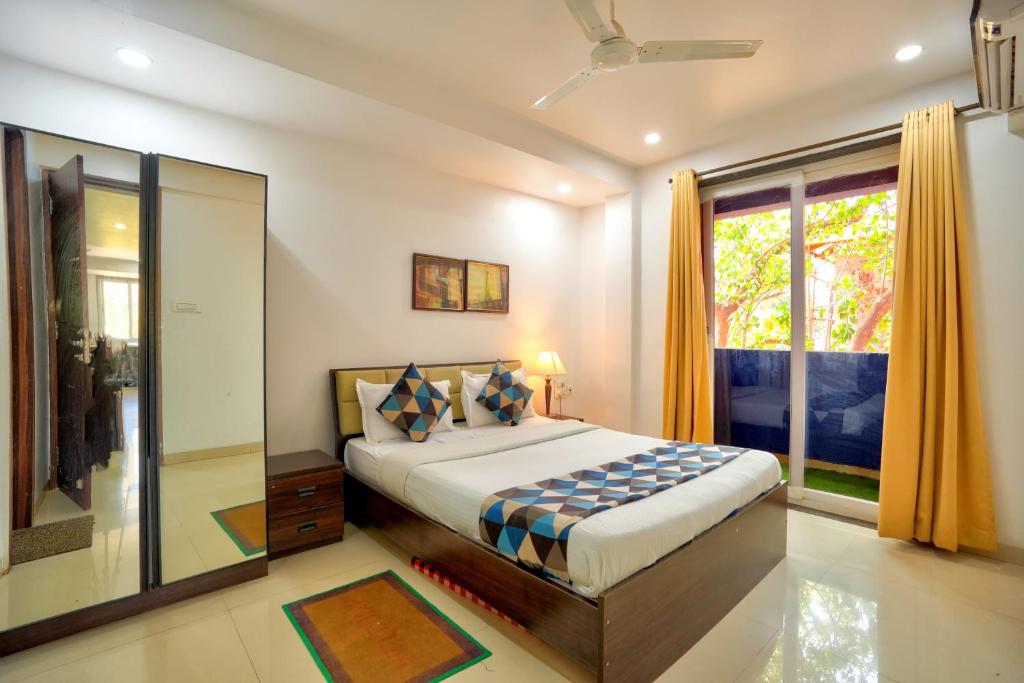 una camera con un letto e una grande finestra di Luxurious Nirvana Apartment 2BHK a Vagator