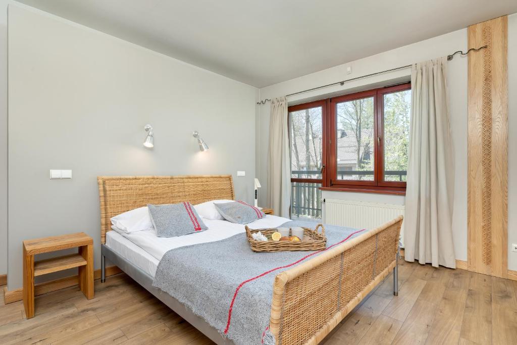 um quarto com uma cama com um cesto em Rent like home - Sienkiewicza em Zakopane