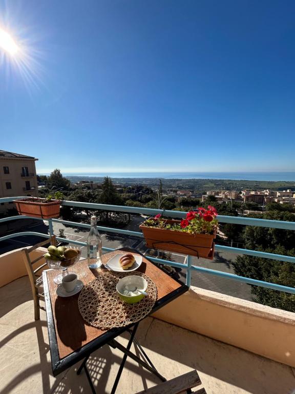 a table and chairs on a balcony with a view at La Finestra sulla Valle in Agrigento