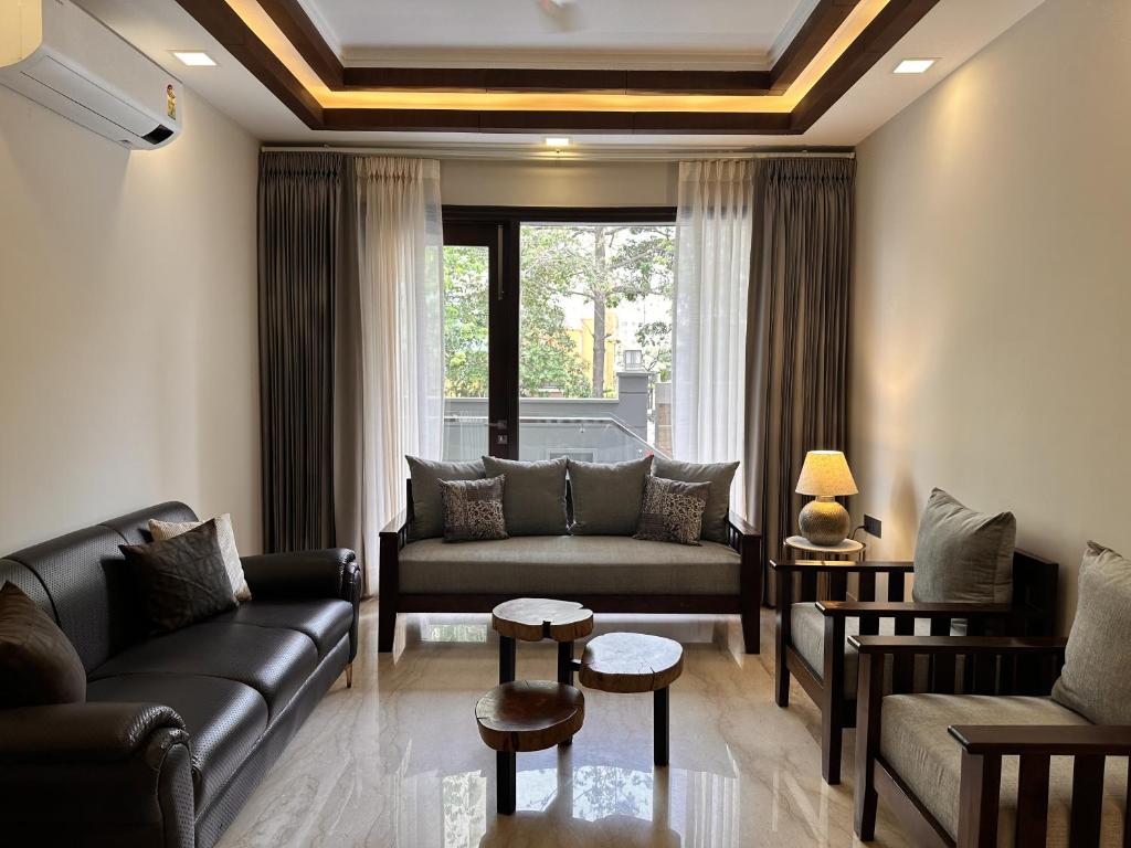 uma sala de estar com um sofá e uma mesa em Urban Cabin em Gurgaon