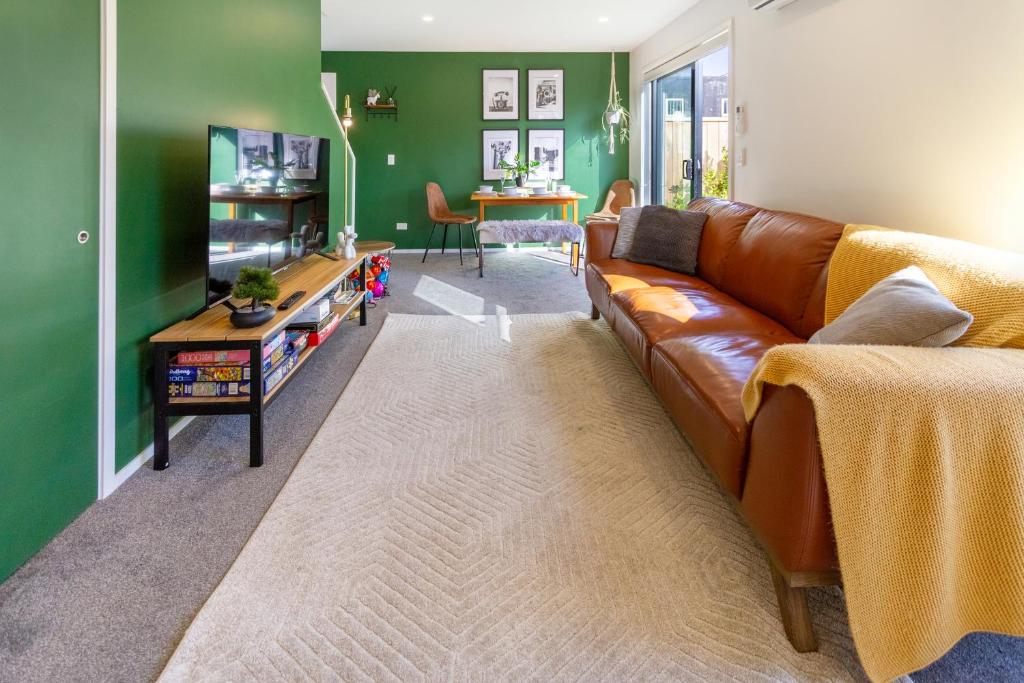 Gorgeous in Green - 2 bed Central Oasis w/king bed - Resim 15