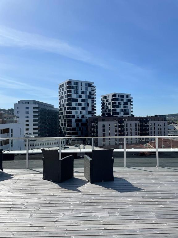 een dakterras met uitzicht op de skyline van de stad bij First Apartment Lillestrøm in Lillestrøm