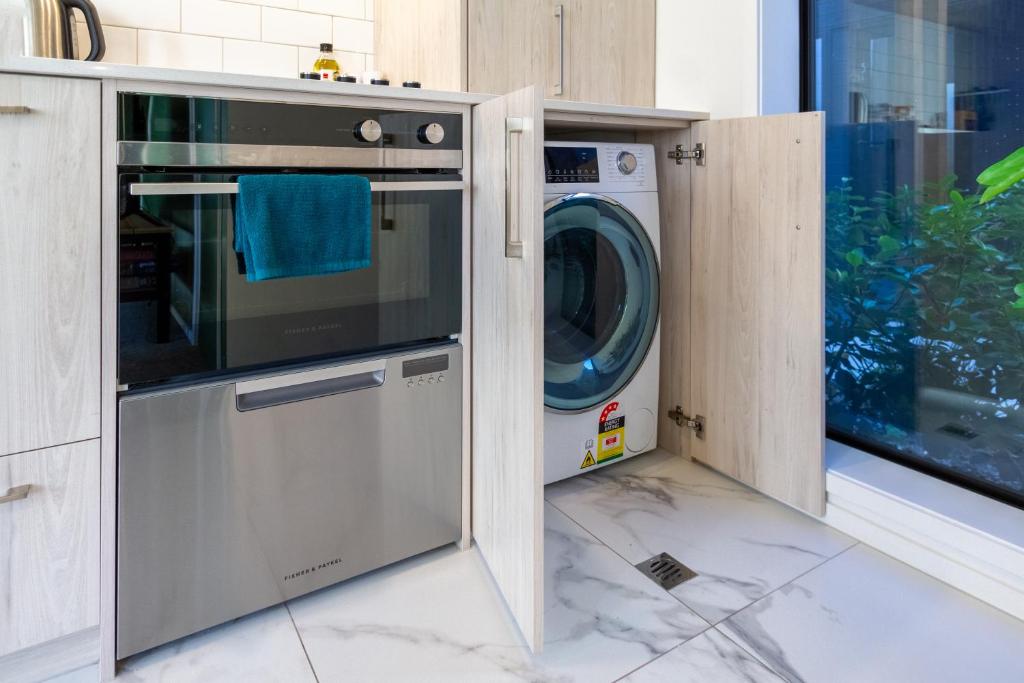 Gorgeous in Green - 2 bed Central Oasis w/king bed - Resim 10