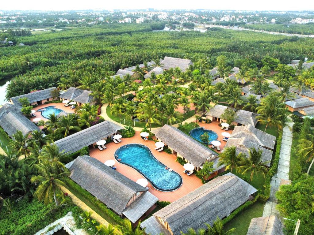 een luchtzicht op een resort met 2 zwembaden bij ENSO Retreat Hoi An in Hội An