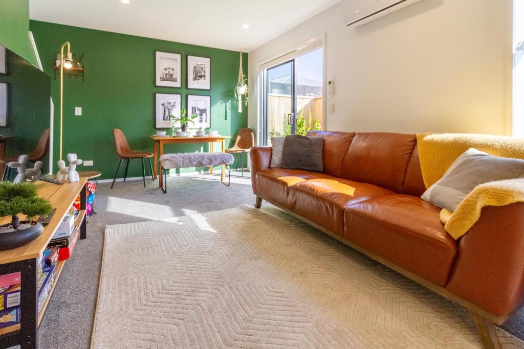 Gorgeous in Green - 2 bed Central Oasis w/king bed - Resim 8