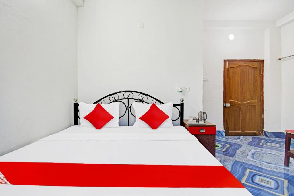 een slaapkamer met een groot bed met rode kussens bij Flagship D.M.2 Resort in Bāgnān