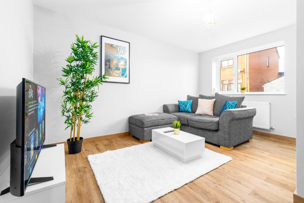 sala de estar con sofá y TV en Two Bed Apartment with Two Parking Spaces - Stourbridge 1BS, 