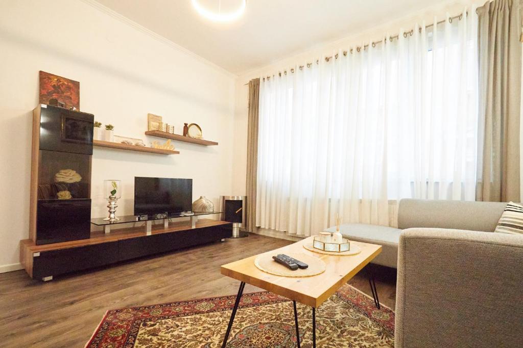 een woonkamer met een bank en een tafel bij Old Town Elegance Sarajevo in Sarajevo
