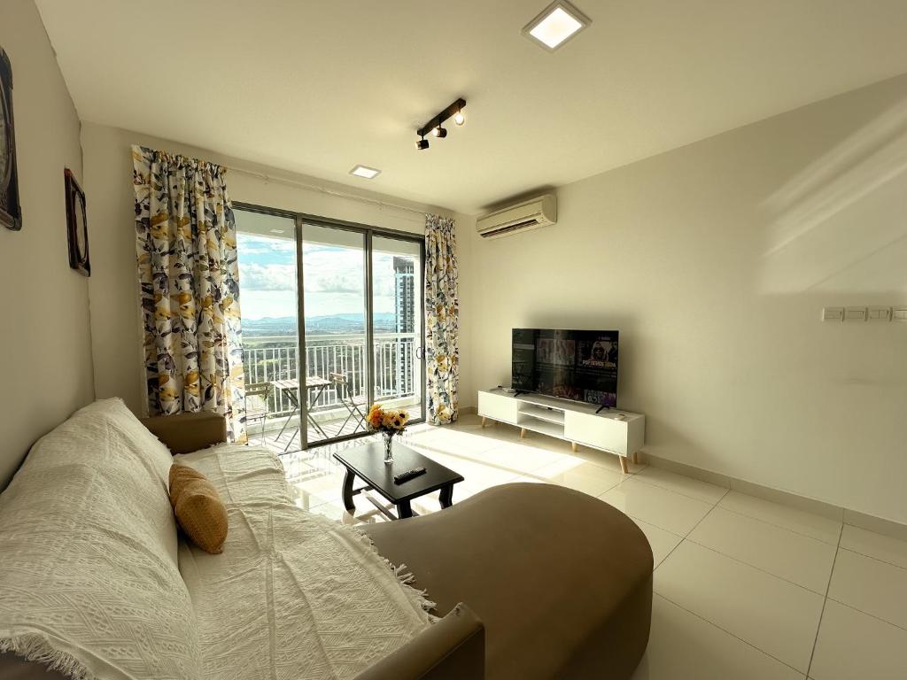 Teega Suites PuteriHarbour By WP Homestay - Two-Bedroom Apartment With Balcony And Sea View
