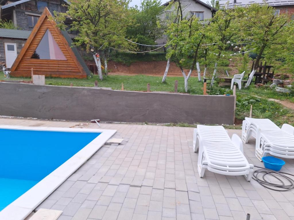 Bazén v ubytování Bungalovi Lana nebo v jeho okolí