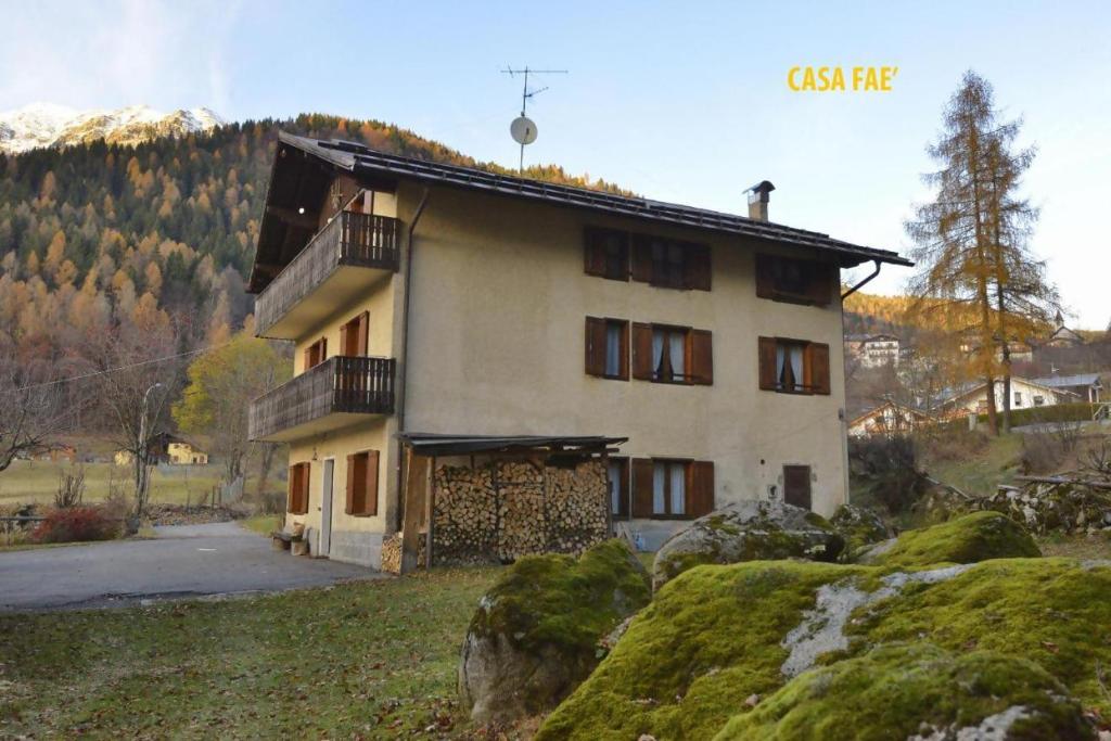 duży budynek z balkonem na górze w obiekcie Casa Faè Dolomiti w Madonna di Campiglio