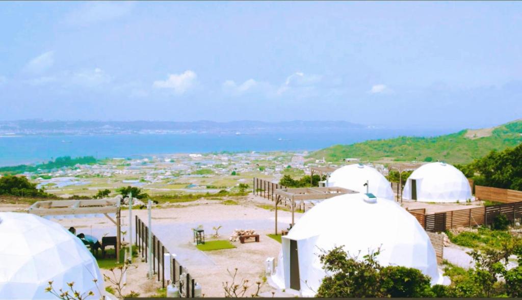 um grupo de cúpulas brancas no topo de uma praia em 8POINT RESORT Okinawa em Nanjo