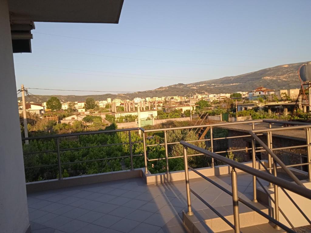 balcone con vista sulla città di Vila N Dervishi a Vlorë