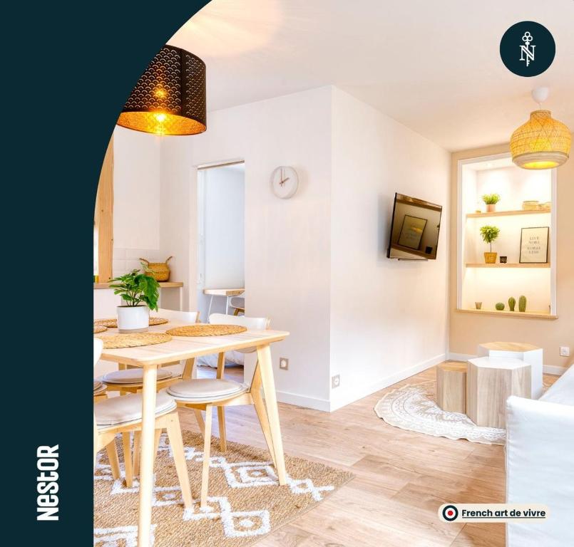 ein Esszimmer und ein Wohnzimmer mit einem Tisch und Stühlen in der Unterkunft La Casa Relaxio — Un nid douillet en hyper centre in Caen
