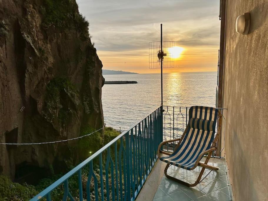 einen Stuhl auf einem Balkon mit Meerblick in der Unterkunft Onde del mar in Meta