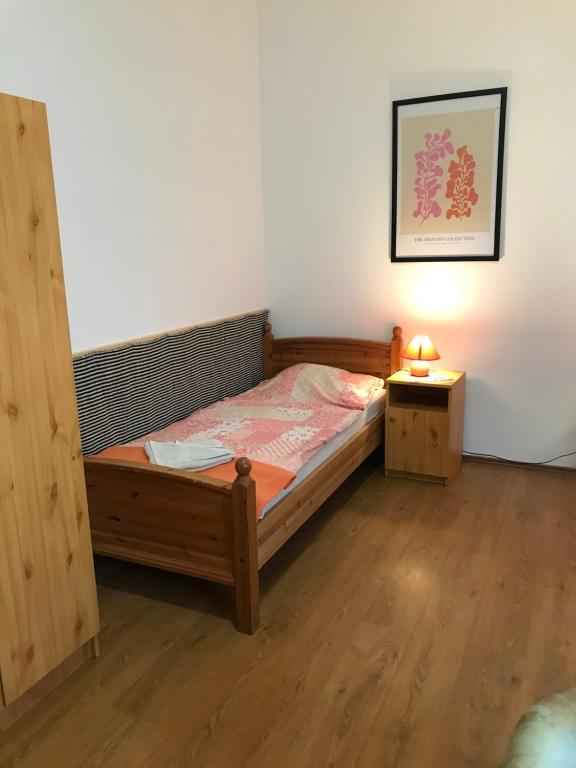 Postel nebo postele na pokoji v ubytování Kálmán Imre Panzió Siófok