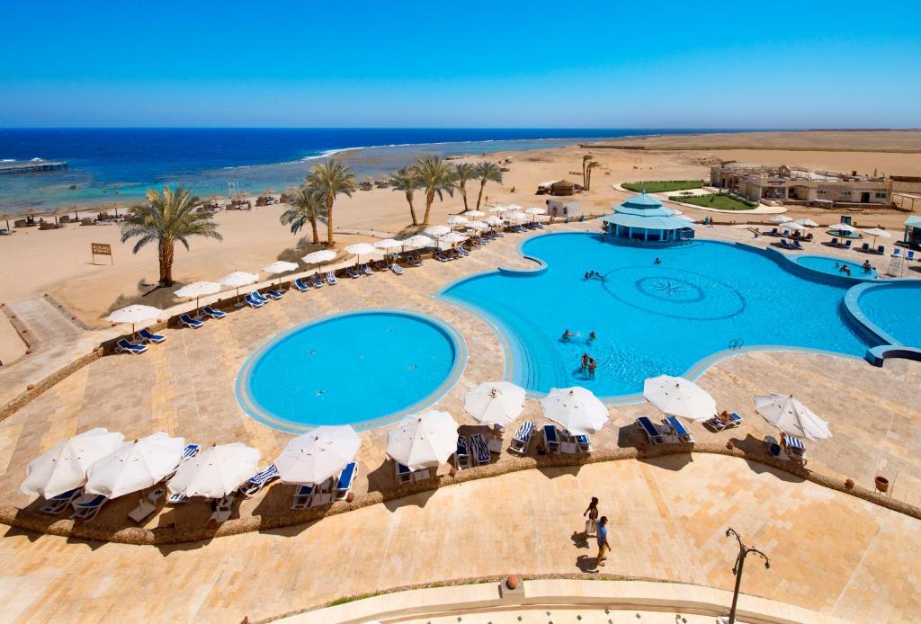 - une vue aérienne sur un complexe avec piscine et plage dans l'établissement Concorde Moreen Beach Resort, à Abu Dabab