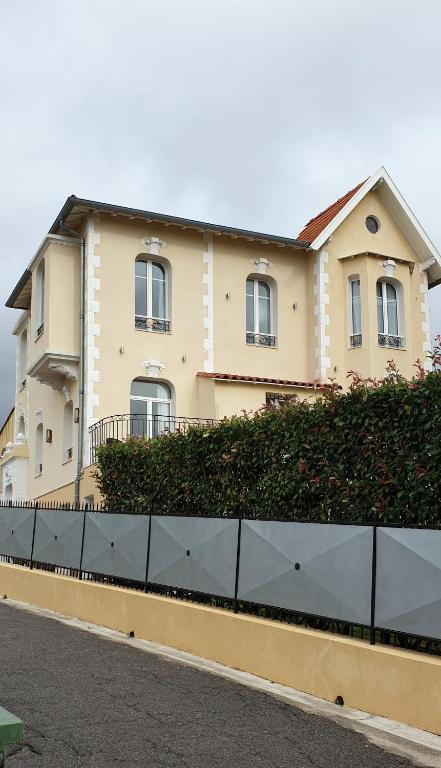 une maison avec une clôture devant dans l'établissement Appt T1 meublé-Juan les Pins-Logt6, à Antibes