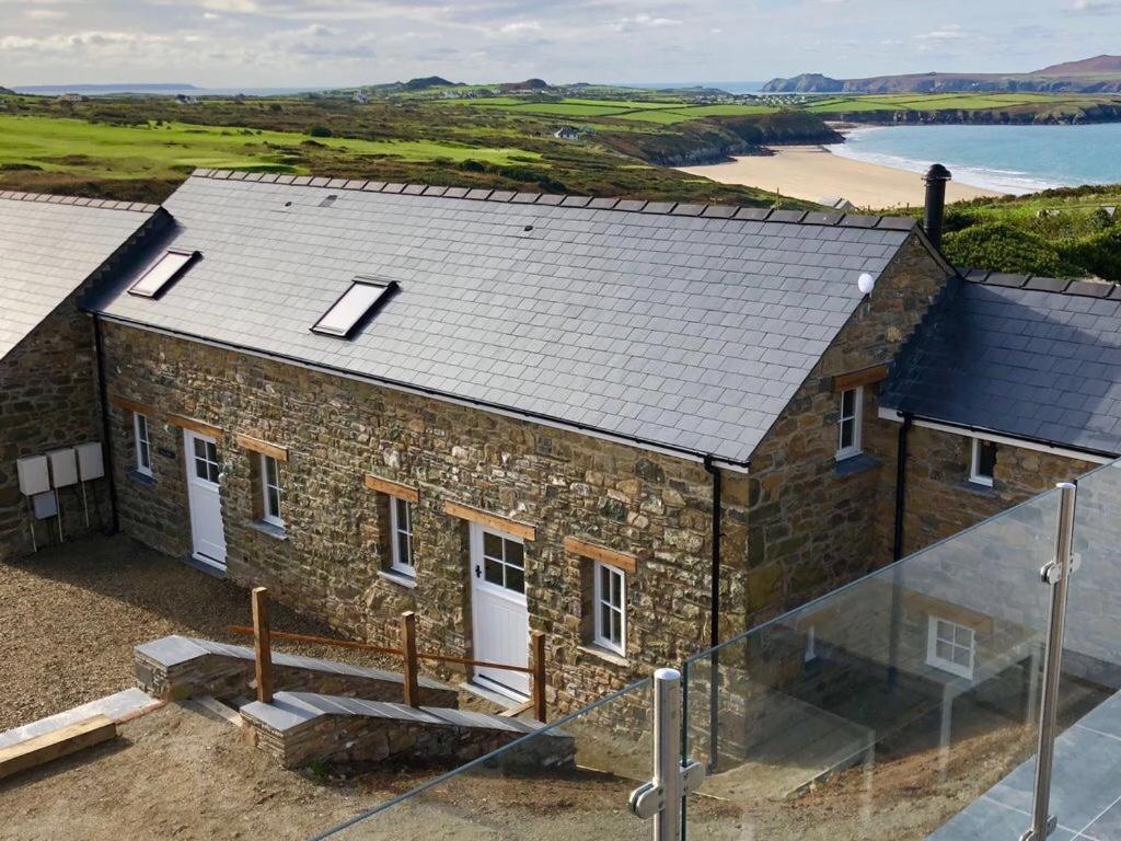 widok z lotu ptaka na kamienny dom z widokiem na plażę w obiekcie Awel y Môr - 3 Bedroom Cottage - Whitesands w mieście St David's