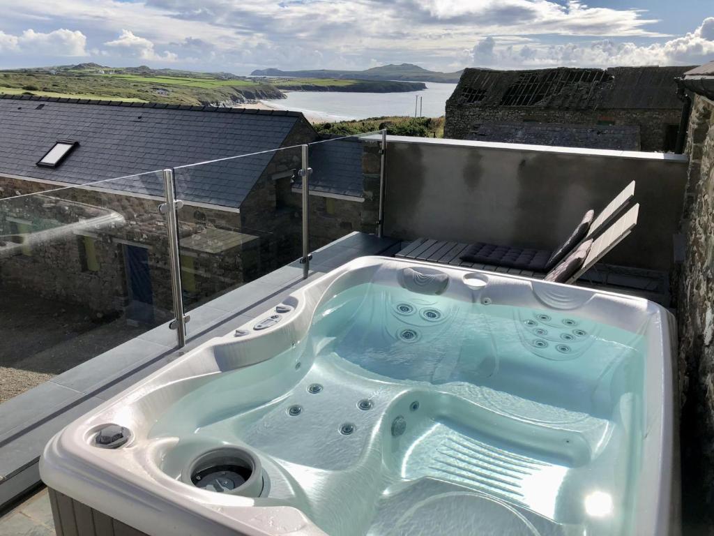 wanna na balkonie w obiekcie Tan y Garn - 2 Bedroom Cottage - Whitesands w mieście St David's