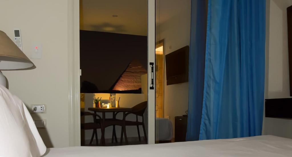 Postel nebo postele na pokoji v ubytování Pyramids Glory Inn