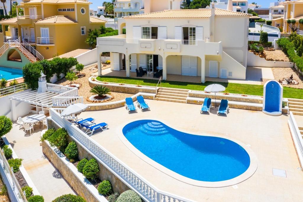 een afbeelding van een villa met zwembad bij Villa Vista Marina in Albufeira
